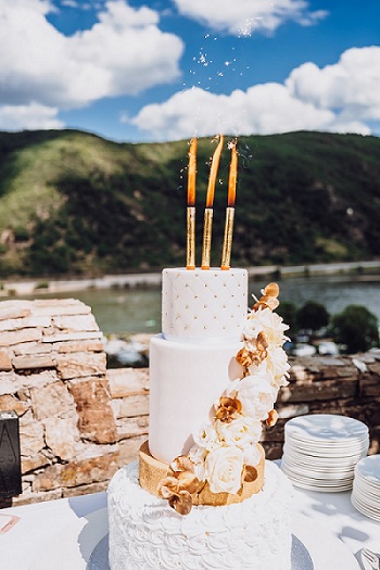 Hochzeitstorte mit Feuerwerk über einem Fluss, eingefangen von einem Hochzeitsplaner in Italien