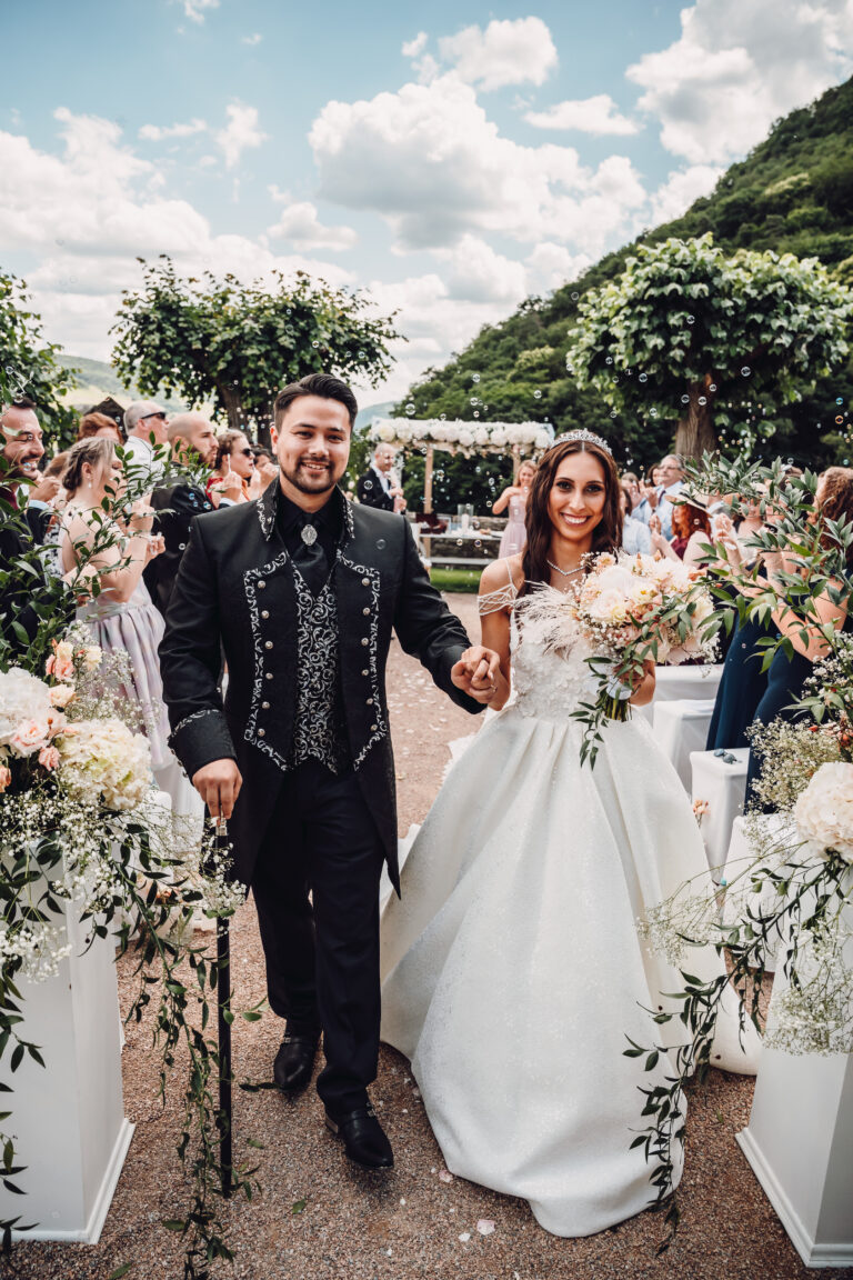 Hochzeitspaar beim Auszug nach ihrer Trauung in der Toskana