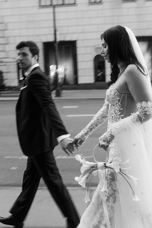 Paar, das bei einer Destination Wedding die Straße entlangläuft