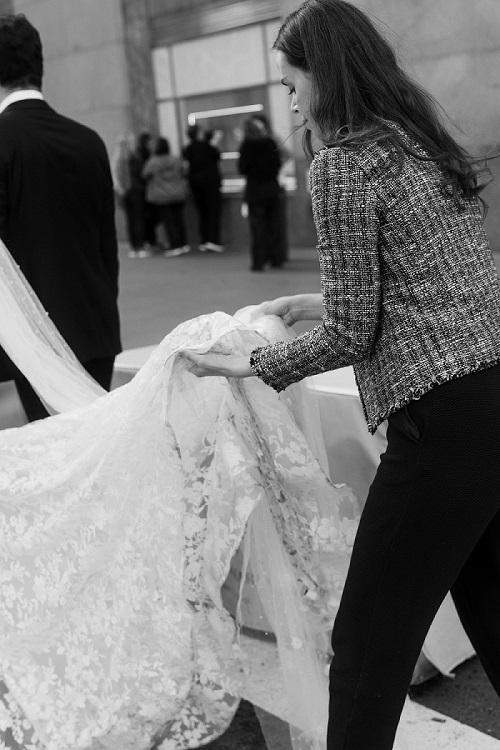 Arbeit einer Hochzeitsplanerin aus Frankfurt, die das Kleid einer Braut zurecht legt