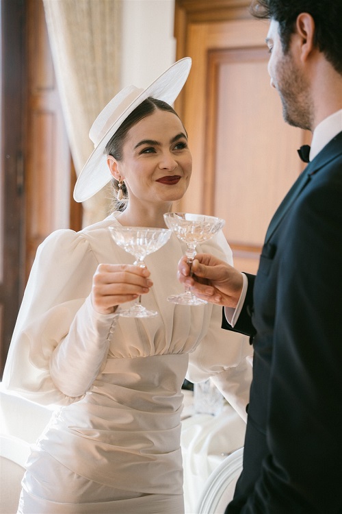 Couple which toasts with prosecco to their Italian wedding