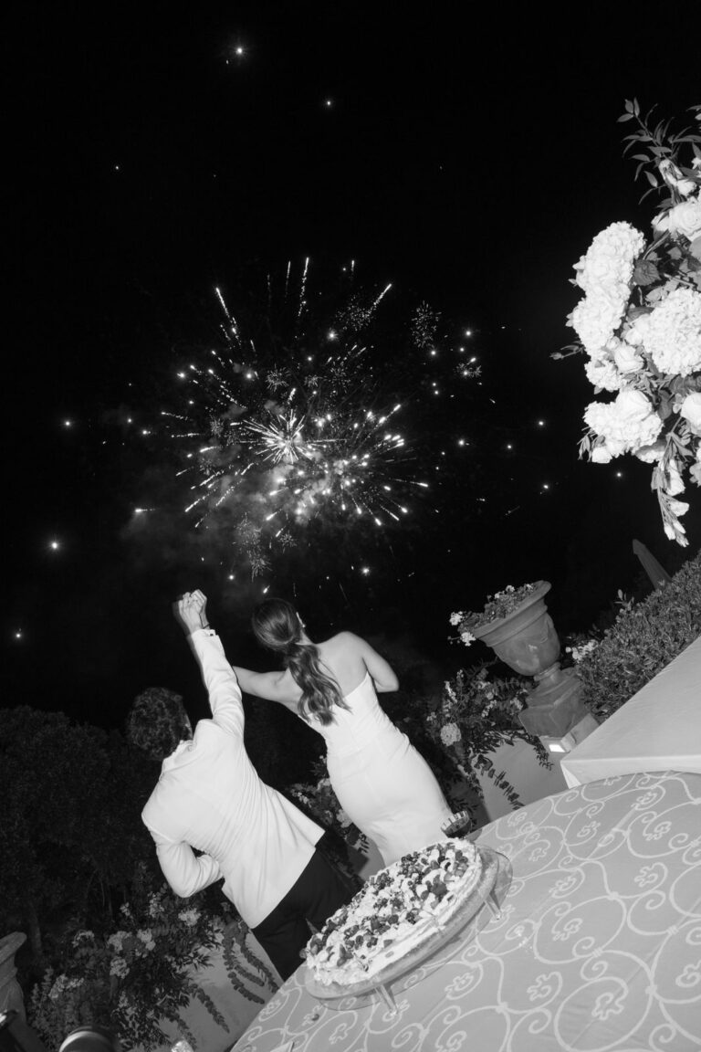 Brautpaar, das das Feuerwerk an der Küste Südfrankreichs an ihrer Hochzeit anschaut