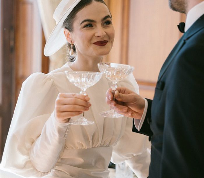 Brautpaar, das mit Sekt auf ihre Destination Wedding anstößt